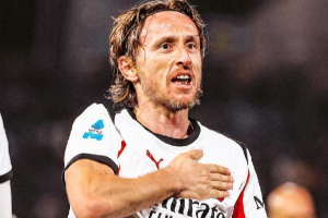 意甲联赛AC米兰2-0克雷莫内塞